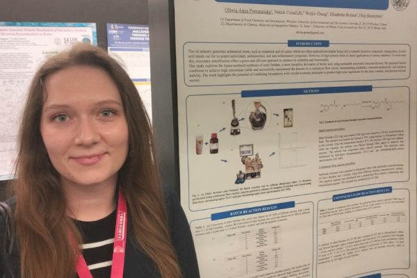 Oliwia Pomarańska presenting their research results.